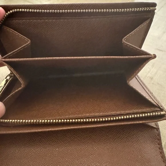 Louis Vuitton
Monogram Canvas
Porte Monnaie Billets Tresor Wallet EUC Vintage - Picture 7 of 10